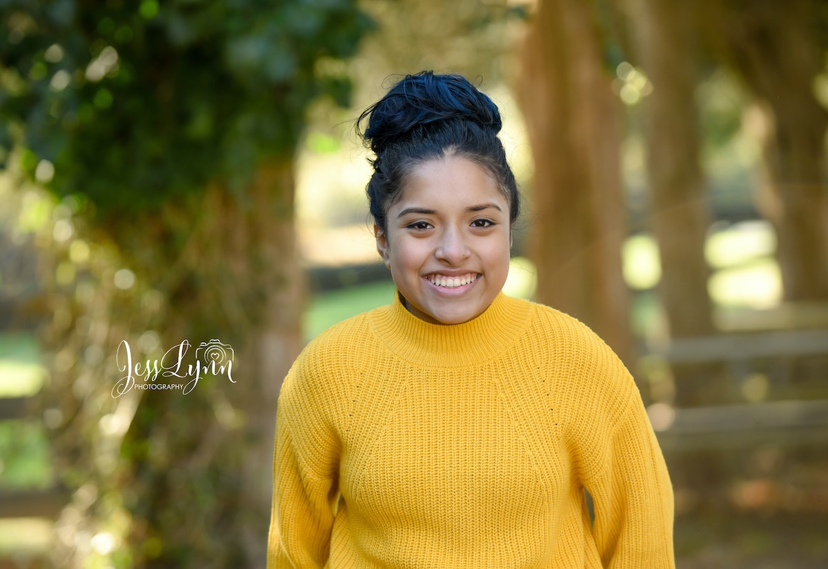 Senior portraits during fall are always pretty. | The Dating Divas