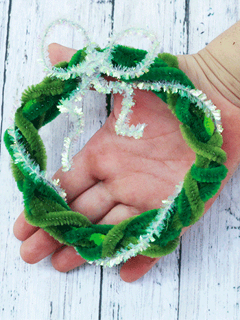 These wreath Christmas crafts are super easy and you only need pipe cleaners! | The Dating Divas 