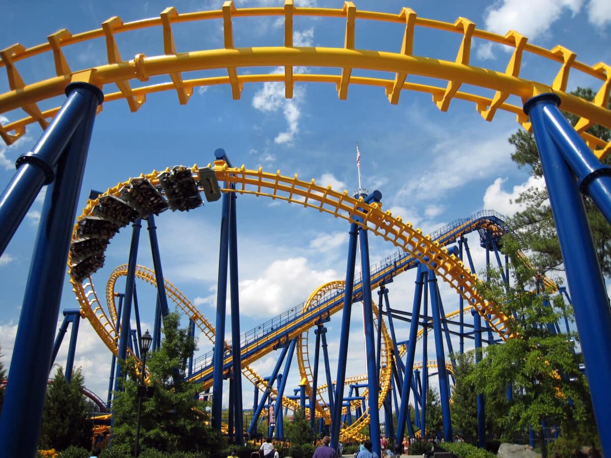 Looking for things to do in Charlotte, NC? Visit the Carowinds amusement park! | The Dating Divas