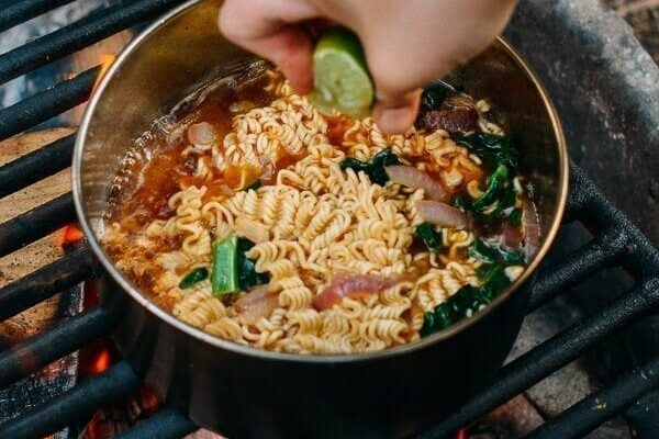 Are you looking for easy one-pot camping meals? Try making ramen! | The Dating Divas