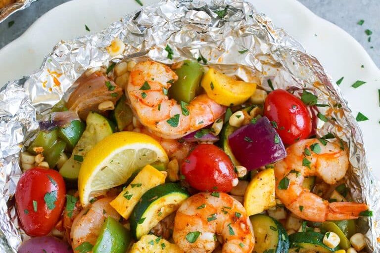 These shrimp and summer veggie foil packs are perfect for make-ahead camping meals! | The Dating Divas