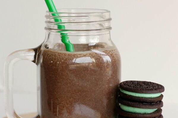A prepared St. Patrick's Day recipe for oreo mint shakes | The Dating Divas