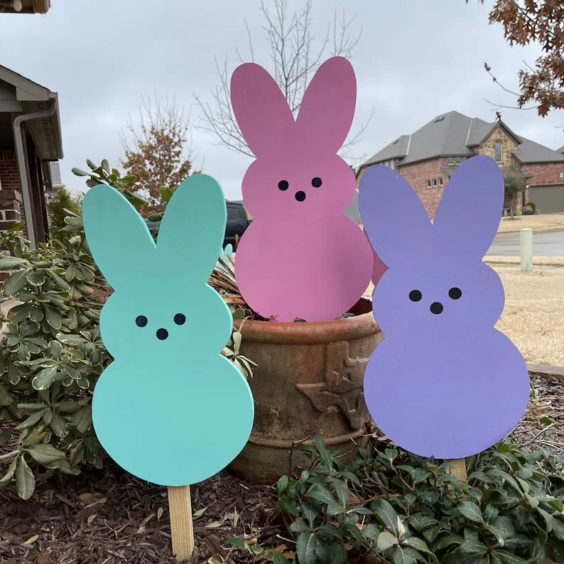 Looking for cute outdoor Easter decorations? Try these large Peeps signs! | The Dating Divas 