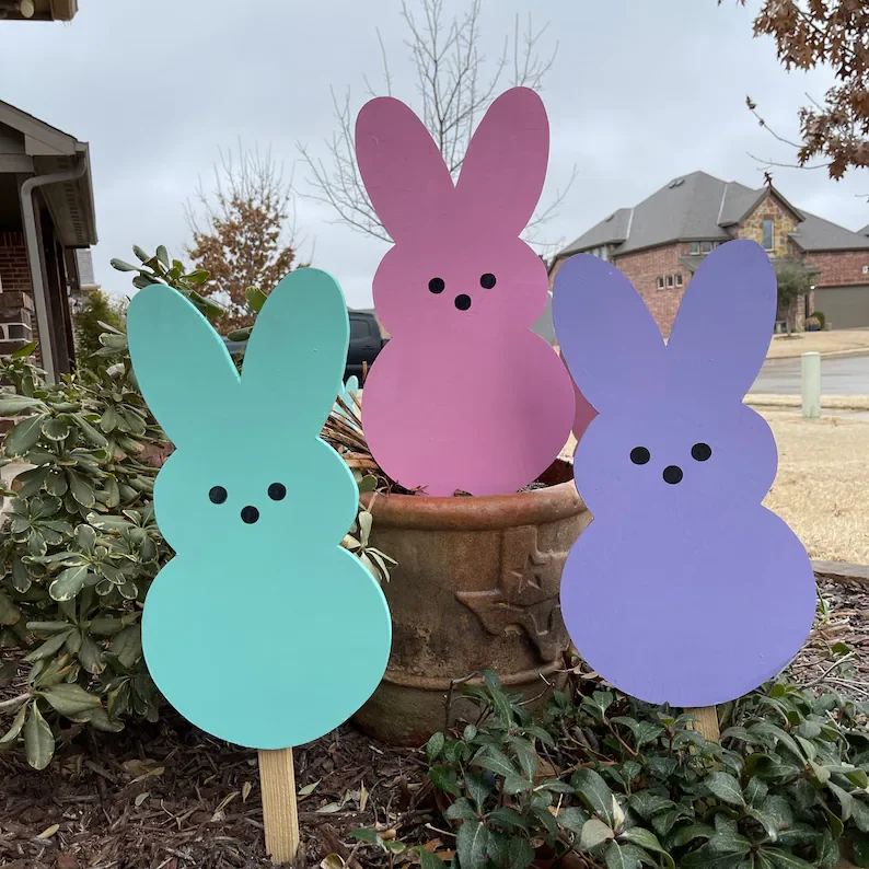 Looking for cute outdoor Easter decorations? Try these large Peeps signs! | The Dating Divas