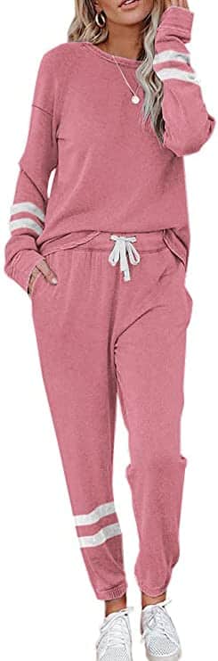 This cute and trendy loungewear set is perfect for running errands! | The Dating Divas