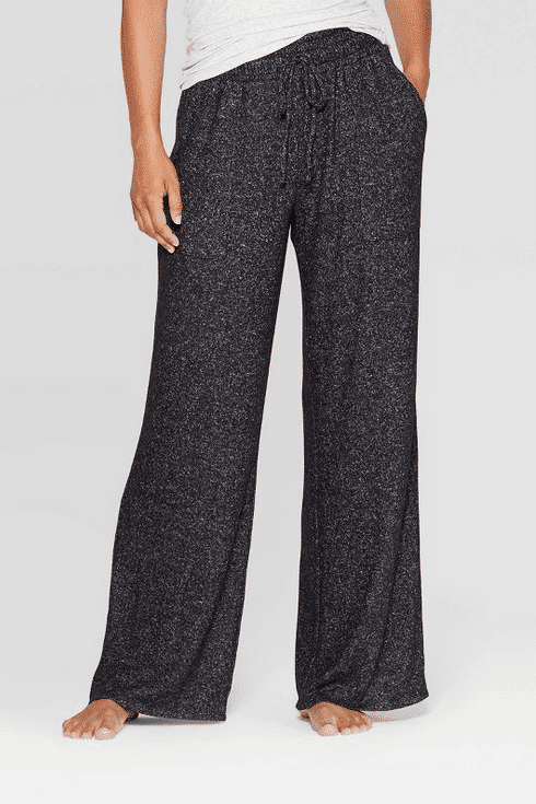 Try these wide-leg lounge pants for super comfy loungewear! | The Dating Divas