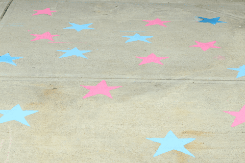 Celebrate the USA with sidewalk chalk stars on your driveway! | The Dating Divas