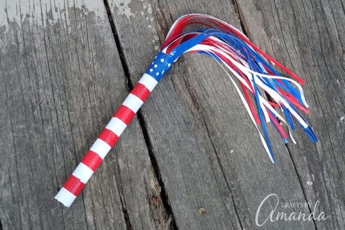 Your kiddos will love waving around these cute 4th of July crafts at the parade this year! | The Dating Divas