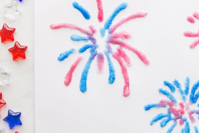Does your little one love to make 4th of July crafts? These salt-painted fireworks are perfect! | The Dating Divas