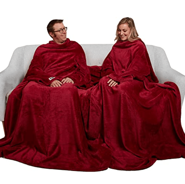 Slankets are great gifts for couples, especially those who love to cuddle! | The Dating Divas 