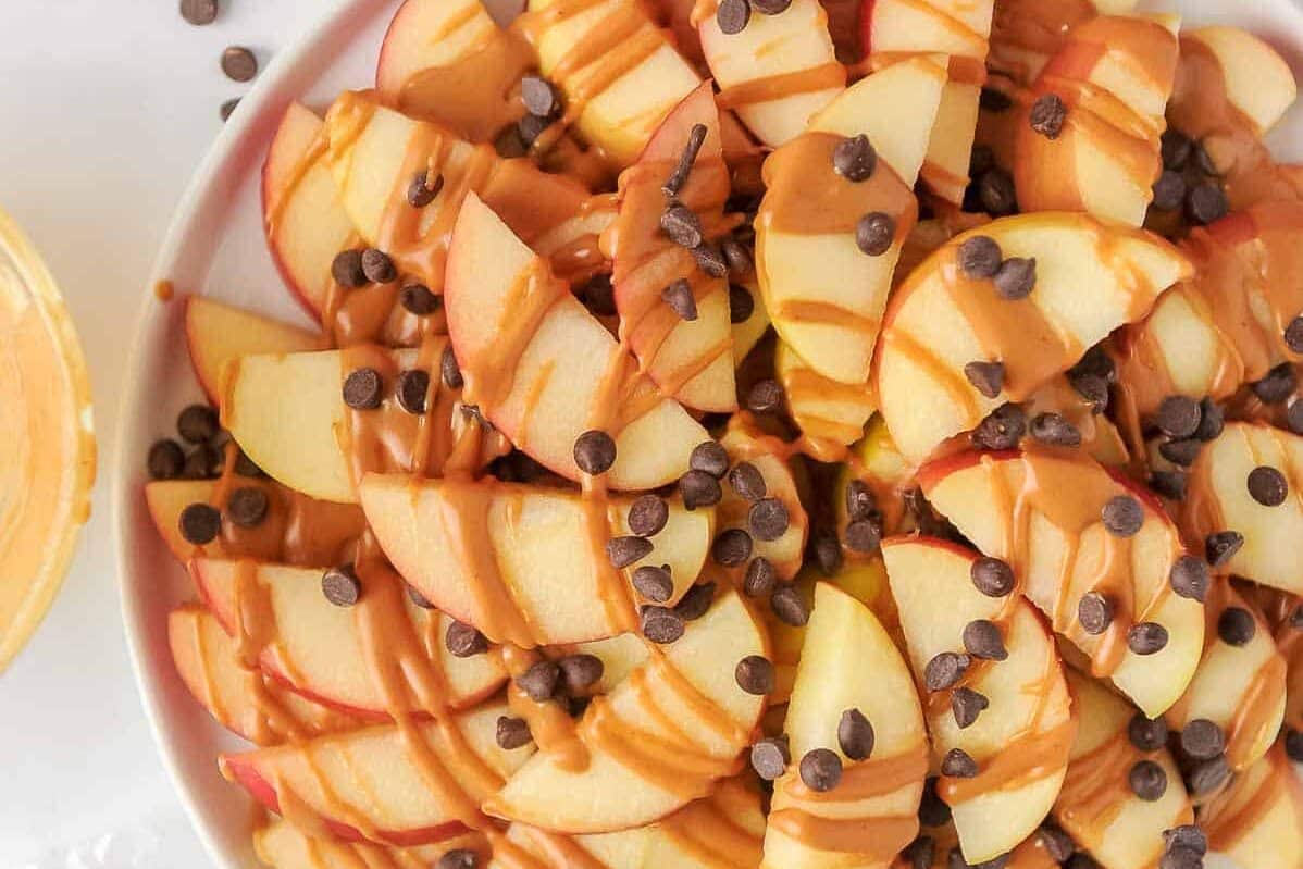 A healthy snack for kindergartners are apple nachos. | The Dating Divas
