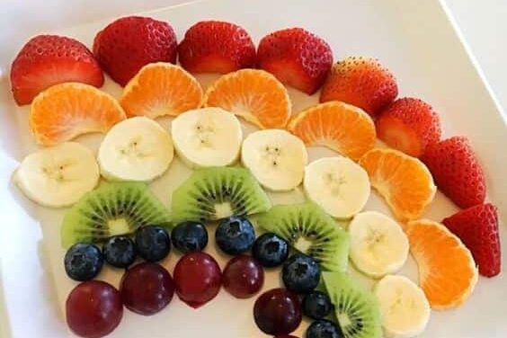 These healthy snacks for kindergartners look like a rainbow. | The Dating Divas