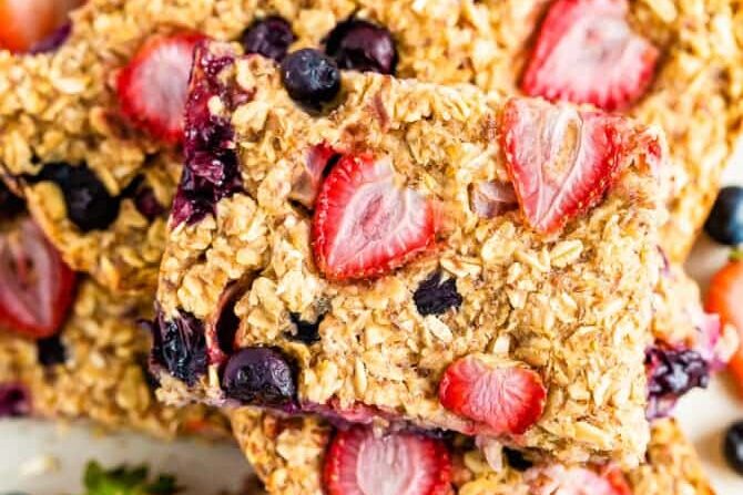 Berry baked oatmeal snacks for kindergartners | The Dating Divas