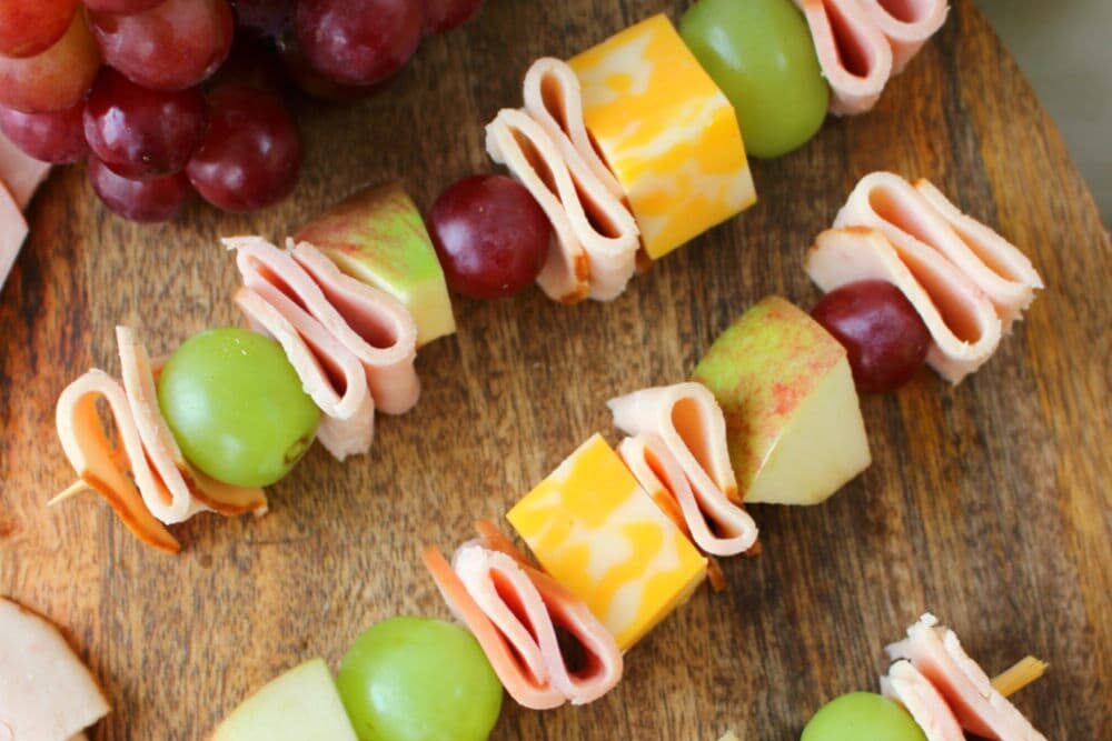 Healthy snack ideas for kindergartners are turkey and ham skewers. | The Dating Divas