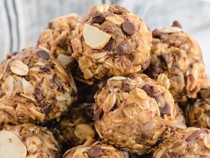 Yummy energy bites are perfect breakfast ideas for kids. | The Dating Divas 