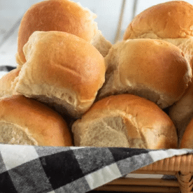 These applesauce wheat rolls will pair really well with all of your Thanksgiving dishes. | The Dating Divas 