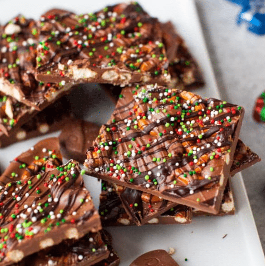 Your family is going to love these chocolate pretzel bark Christmas desserts! | The Dating Divas 