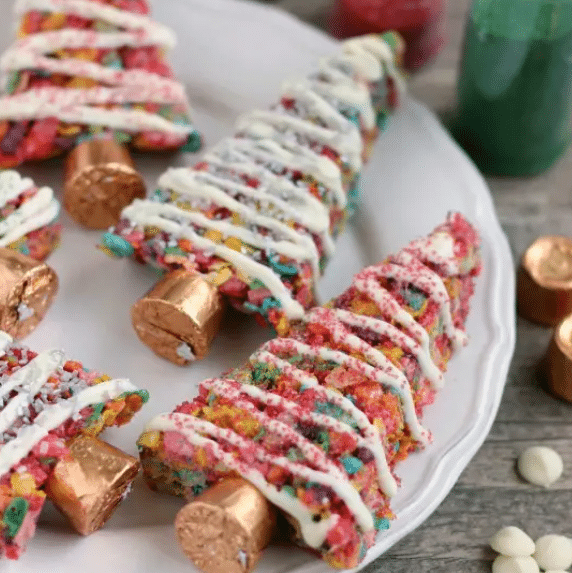 These Krispie Treat-Christmas trees are super easy Christmas desserts to feed a crowd! | The Dating Divas 