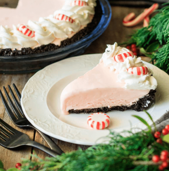 No-bake pies are yummy and easy Christmas desserts, especially if you're in a time crunch! | The Dating Divas 