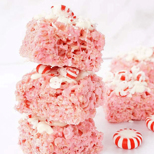 Peppermint Krispie Treats are definitely crowd-pleasing Christmas treats! | The Dating Divas 