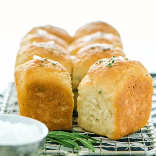 These gluten-free rolls will pair perfectly with the rest of your Thanksgiving menu! | The Dating Divas 