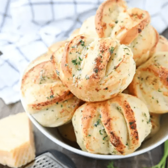 Tasty garlic pull-apart rolls make great Thanksgiving sides! | The Dating Divas 