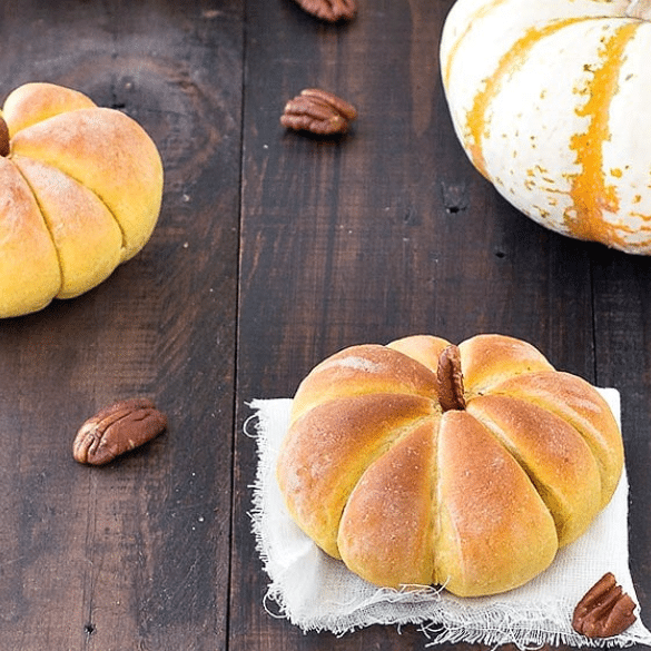 These pumpkin dinner rolls are festive and make great Thanksgiving sides. | The Dating Divas 