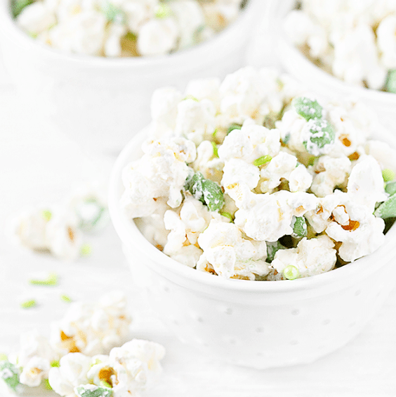 This white-chocolate Irish party popcorn is a delicious St. Patrick's Day party food. | The Dating Divas 