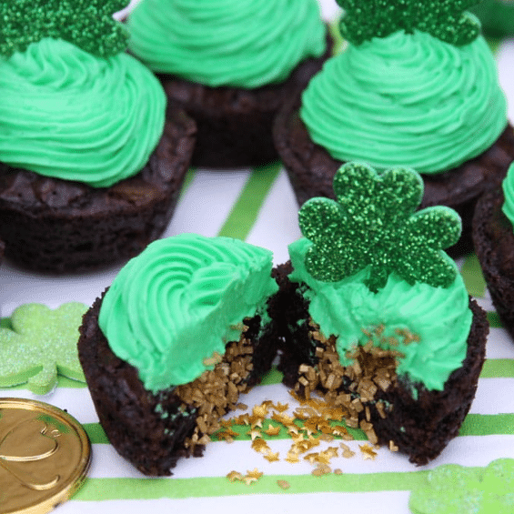 These pot of gold brownie cups will be a hit St. Patrick's Day party food! | The Dating Divas 
