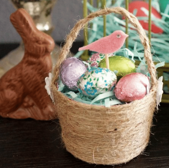 These mini Easter baskets are great Easter crafts for the entire family to enjoy! | The Dating Divas