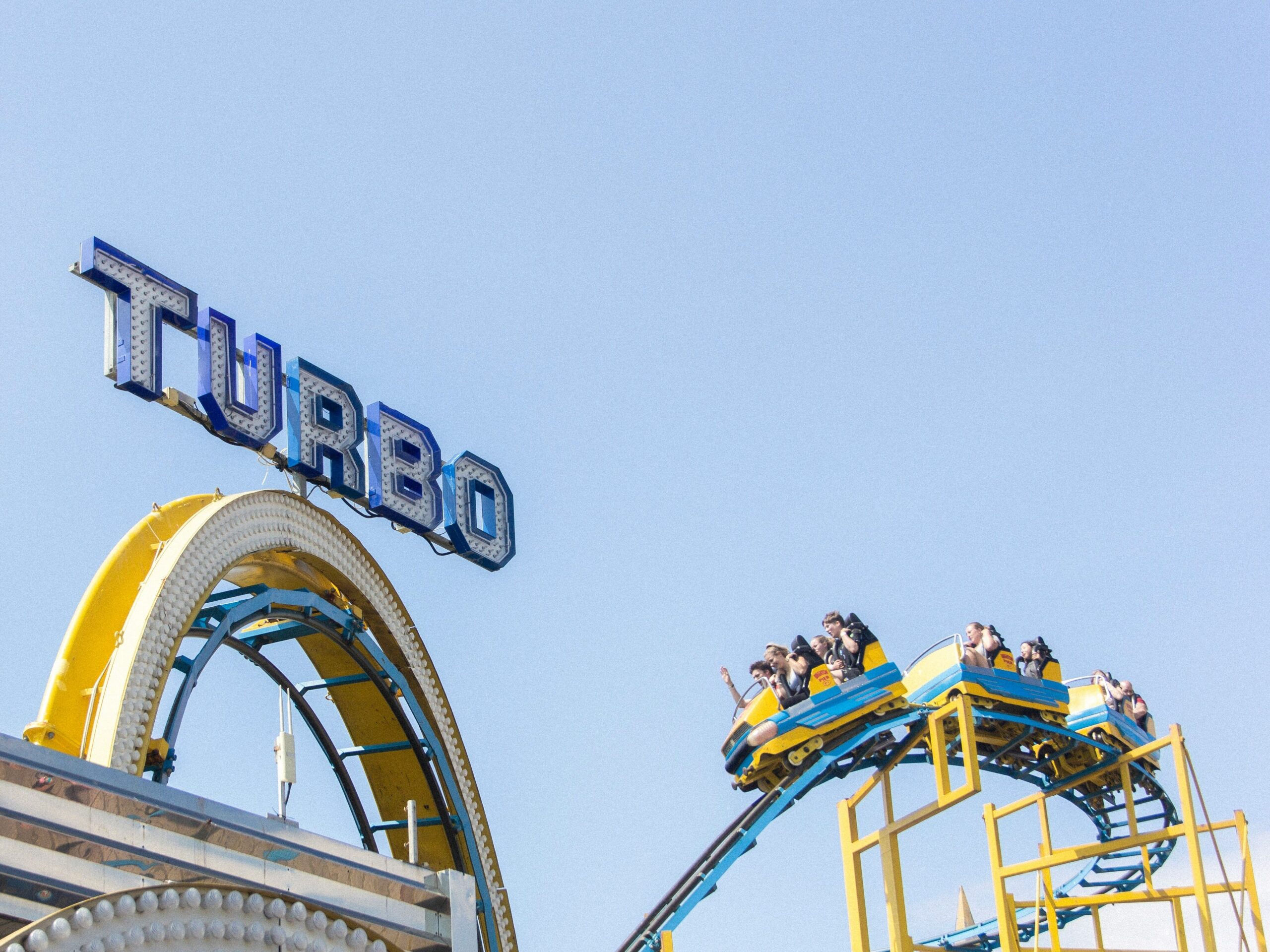 The U.S. has plenty of awesome amusement parks that are open through the end of summer! | The Dating Divas 