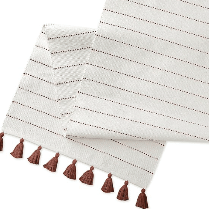 Table runners make simple yet elegant fall decor. | The Dating Divas 