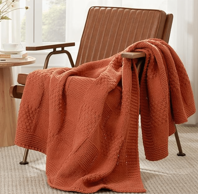 Fall decor can be as easy as using a throw blanket to add a pop of color! | The Dating Divas 