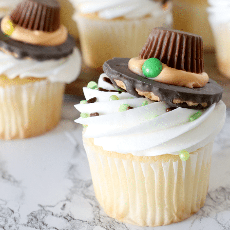 These pilgrim hat cookies will be one of your hit Thanksgiving desserts! | The Dating Divas 