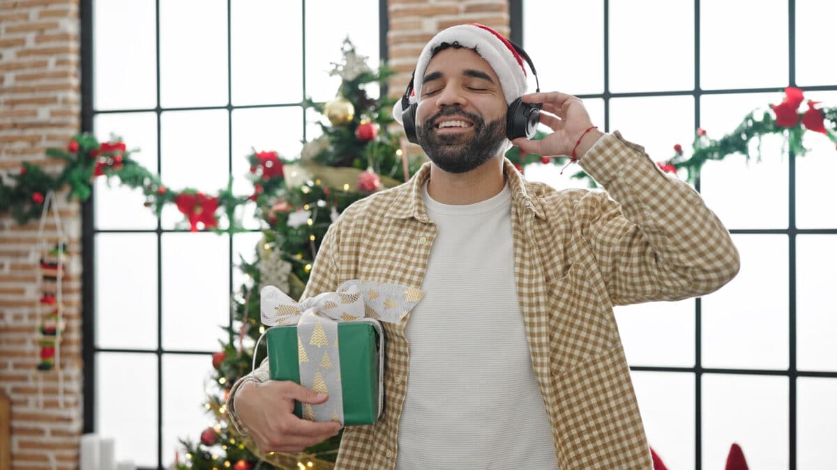 Modern Christmas music is a great way to add a little merriment to your commute! | The Dating Divas 