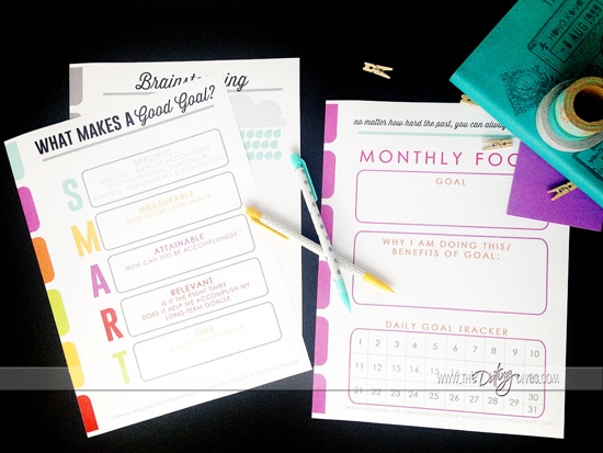 I'm in LOVE with these adorable printable monthly goal sheets from www.thedatingdivas.com