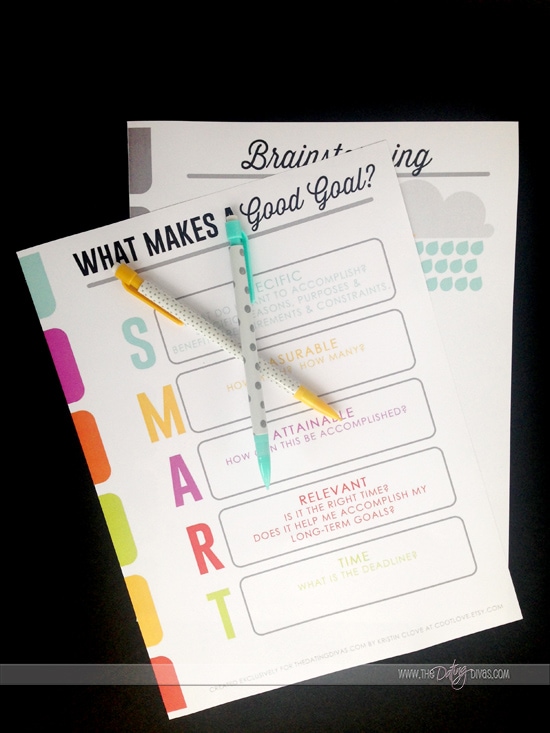 This new year it's time to get organized and make your goals SMART with these helpful goal printables from www.thedatingdivas.com
